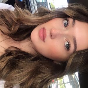 Meet your Posher, Amaris